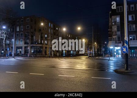 Rues vides et calmes de la ville néerlandaise d'Amsterdam pendant le couvre-feu COVID. Les gens ne peuvent être dehors qu'avec une raison prouvée et une autorisation spéciale avec la documentation appropriée sinon ils sont condamnés à une amende de 95euro, à l'heure du couvre-feu de nuit. Les transports en commun comme le bus et le tram passent vides. Des policiers et des véhicules ont été déployés à Amsterdam pour donner un aperçu du couvre-feu. Les rues désertes du sont vues au quatrième jour avec le couvre-feu dans le pays, plus calmes après de violentes manifestations et des affrontements les jours précédents. Le couvre-feu a été imposé par le gouvernement pour lutter contre la propagation du virus, après le lockd Banque D'Images