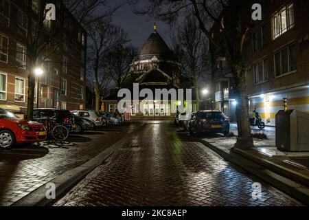 Rues vides et calmes de la ville néerlandaise d'Amsterdam pendant le couvre-feu COVID. Les gens ne peuvent être dehors qu'avec une raison prouvée et une autorisation spéciale avec la documentation appropriée sinon ils sont condamnés à une amende de 95euro, à l'heure du couvre-feu de nuit. Les transports en commun comme le bus et le tram passent vides. Des policiers et des véhicules ont été déployés à Amsterdam pour donner un aperçu du couvre-feu. Les rues désertes du sont vues au quatrième jour avec le couvre-feu dans le pays, plus calmes après de violentes manifestations et des affrontements les jours précédents. Le couvre-feu a été imposé par le gouvernement pour lutter contre la propagation du virus, après le lockd Banque D'Images