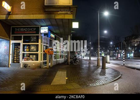 Rues vides et calmes de la ville néerlandaise d'Amsterdam pendant le couvre-feu COVID. Les gens ne peuvent être dehors qu'avec une raison prouvée et une autorisation spéciale avec la documentation appropriée sinon ils sont condamnés à une amende de 95euro, à l'heure du couvre-feu de nuit. Les transports en commun comme le bus et le tram passent vides. Des policiers et des véhicules ont été déployés à Amsterdam pour donner un aperçu du couvre-feu. Les rues désertes du sont vues au quatrième jour avec le couvre-feu dans le pays, plus calmes après de violentes manifestations et des affrontements les jours précédents. Le couvre-feu a été imposé par le gouvernement pour lutter contre la propagation du virus, après le lockd Banque D'Images