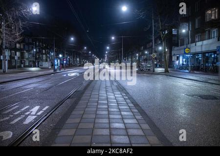 Rues vides et calmes de la ville néerlandaise d'Amsterdam pendant le couvre-feu COVID. Les gens ne peuvent être dehors qu'avec une raison prouvée et une autorisation spéciale avec la documentation appropriée sinon ils sont condamnés à une amende de 95euro, à l'heure du couvre-feu de nuit. Les transports en commun comme le bus et le tram passent vides. Des policiers et des véhicules ont été déployés à Amsterdam pour donner un aperçu du couvre-feu. Les rues désertes du sont vues au quatrième jour avec le couvre-feu dans le pays, plus calmes après de violentes manifestations et des affrontements les jours précédents. Le couvre-feu a été imposé par le gouvernement pour lutter contre la propagation du virus, après le lockd Banque D'Images