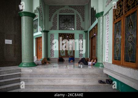 Des gens avec leur activité dans Une mosquée à Tangerang, Banten, Indonésie sur 26 janvier 2021. L'Indonésie atteint 1 millions de positif covid19 avec un décès total supérieur à 28 000 (photo de Donal Husni/NurPhoto) Banque D'Images