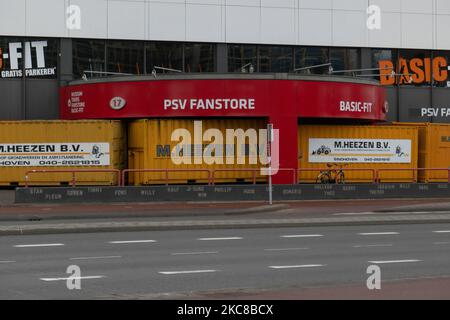 Le stade du club PSV de Philips Stadion, situé dans la ville néerlandaise d'Eindhoven, est barricadé de conteneurs d'expédition pour protéger le bâtiment, le musée, le magasin d'air, les portes multiples, le côté piste et les supporters contre les émeutes et le pillage comme cela s'est produit précédemment dans la ville. La fortification et le scellement de l'avant du stade ont eu lieu après que le club a reçu quelques menaces selon les médias locaux. Eindhoven a été confronté à de violents affrontements lors d'une manifestation anti-blocage/anti-couvre-feu qui s'est transformée en combats avec la police, en pilant des boutiques et en endommageant la ville. Le gouvernement néerlandais a imposé en J. Banque D'Images