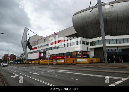 Le stade du club PSV de Philips Stadion, situé dans la ville néerlandaise d'Eindhoven, est barricadé de conteneurs d'expédition pour protéger le bâtiment, le musée, le magasin d'air, les portes multiples, le côté piste et les supporters contre les émeutes et le pillage comme cela s'est produit précédemment dans la ville. La fortification et le scellement de l'avant du stade ont eu lieu après que le club a reçu quelques menaces selon les médias locaux. Eindhoven a été confronté à de violents affrontements lors d'une manifestation anti-blocage/anti-couvre-feu qui s'est transformée en combats avec la police, en pilant des boutiques et en endommageant la ville. Le gouvernement néerlandais a imposé en J. Banque D'Images