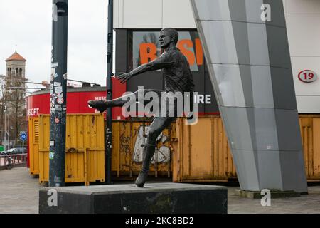 Sculpture à l'entrée du stade avec des conteneurs en arrière-plan. Le stade du club PSV de Philips Stadion, situé dans la ville néerlandaise d'Eindhoven, est barricadé de conteneurs d'expédition pour protéger le bâtiment, le musée, le magasin d'air, les portes multiples, le côté piste et les supporters contre les émeutes et le pillage comme cela s'est produit précédemment dans la ville. La fortification et le scellement de l'avant du stade ont eu lieu après que le club a reçu quelques menaces selon les médias locaux. Eindhoven a été confronté à des affrontements violents lors d'une manifestation anti-blocage/anti-couvre-feu qui s'est transformée en combats avec le po Banque D'Images