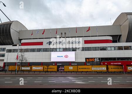 Le stade du club PSV de Philips Stadion, situé dans la ville néerlandaise d'Eindhoven, est barricadé de conteneurs d'expédition pour protéger le bâtiment, le musée, le magasin d'air, les portes multiples, le côté piste et les supporters contre les émeutes et le pillage comme cela s'est produit précédemment dans la ville. La fortification et le scellement de l'avant du stade ont eu lieu après que le club a reçu quelques menaces selon les médias locaux. Eindhoven a été confronté à de violents affrontements lors d'une manifestation anti-blocage/anti-couvre-feu qui s'est transformée en combats avec la police, en pilant des boutiques et en endommageant la ville. Le gouvernement néerlandais a imposé en J. Banque D'Images