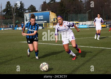 Anna Catelli du FC Internazionale et Janelle Cordia de l'ACF Fiorentina en action pendant le match des femmes Coppa Italia entre le FC Internazionale et l'ACF Fiorentina au Suning Youth Development Centre en mémoire de Giacinto Facchetti on 30 janvier 2021 (photo de Mairo Cinquetti/NurPhoto) Banque D'Images