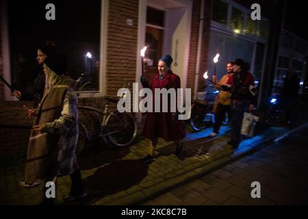 Une manifestation anti-verrouillage et anti-couvre-feu torchlit a eu lieu pendant la nuit dans la ville de Tilburg, aux pays-Bas. Les manifestants ont défilé pacifiquement dans la ville. La manifestation était contre les nouvelles mesures après le confinement de Corona, le couvre-feu de la COVID qui a été récemment imposé par le gouvernement néerlandais afin de lutter contre la propagation de la pandémie du coronavirus. Le public n'est plus autorisé à l'extérieur entre 21:00 et 04:30 heure locale avec des exemptions pour le travail ou pour avoir une urgence, mais devrait avoir la documentation nécessaire quand ils sont dehors. Les contrevenants risquent une amende de 95euro. Manifestations violentes et affrontements Banque D'Images