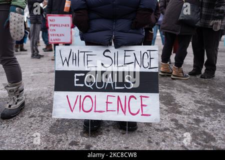 Un manifestant affiche un panneau indiquant « le silence blanc est synonyme de violence » lors d'une manifestation sur un pipeline de la ligne 3 dans le centre-ville de Saint-Paul, au Minnesota. 29 janvier 2021. Près de 600 activistes et protecteurs d'eau ont pris part vendredi soir à St. Paul, Minnesota, à une manifestation contre le pipeline de la ligne 3 d'Enbridge. L'événement a été organisé par plus d'une douzaine de groupes, dont Sunrise Movement MN, Honor the Earth, International Indigenous Youth Council, Environment MN, MN350, et d'autres. Les participants ont demandé au gouverneur Tim Walz ainsi qu'à la Société des ingénieurs de l'Armée de terre de révoquer le permis du pipeline sur la sécurité environnementale et Banque D'Images