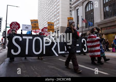 Les manifestations défilant dans le centre-ville de St. Paul, Minnesota, avec une bannière « Top Line 3 ». 29 janvier 2021. Près de 600 activistes et protecteurs d'eau ont pris part vendredi soir à St. Paul, Minnesota, à une manifestation contre le pipeline de la ligne 3 d'Enbridge. L'événement a été organisé par plus d'une douzaine de groupes, dont Sunrise Movement MN, Honor the Earth, International Indigenous Youth Council, Environment MN, MN350, et d'autres. Les participants ont demandé au gouverneur Tim Walz ainsi qu'à la Army Corp of Engineers de révoquer le permis du pipeline pour des raisons de sécurité environnementale et humanitaires, ainsi que de respecter le traitement Banque D'Images