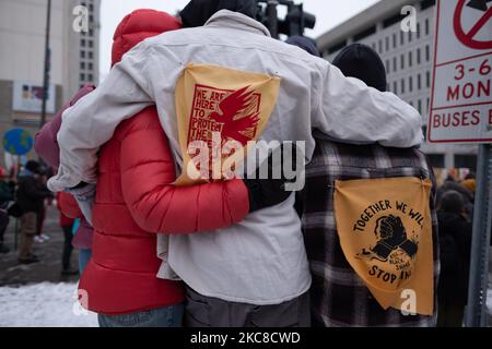 Les manifestants de la ligne 3 se font entendre dans le centre-ville de St. Paul. 29 janvier 2021. Près de 600 activistes et protecteurs d'eau ont pris part vendredi soir à St. Paul, Minnesota, à une manifestation contre le pipeline de la ligne 3 d'Enbridge. L'événement a été organisé par plus d'une douzaine de groupes, dont Sunrise Movement MN, Honor the Earth, International Indigenous Youth Council, Environment MN, MN350, et d'autres. Les participants ont demandé au gouverneur Tim Walz ainsi qu'à la Army Corp of Engineers de révoquer le permis du pipeline pour des raisons de sécurité environnementale et humanitaires, ainsi que de respecter le traité Banque D'Images