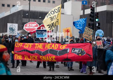 Les manifestations sur les pipelines de la ligne 3 traversent le centre-ville de Saint-Paul, au Minnesota, avec une bannière « Black Snake ». 29 janvier 2021. Près de 600 activistes et protecteurs d'eau ont pris part vendredi soir à St. Paul, Minnesota, à une manifestation contre le pipeline de la ligne 3 d'Enbridge. L'événement a été organisé par plus d'une douzaine de groupes, dont Sunrise Movement MN, Honor the Earth, International Indigenous Youth Council, Environment MN, MN350, et d'autres. Les participants ont demandé au gouverneur Tim Walz ainsi qu'à la Société des ingénieurs de l'Armée de terre de révoquer le permis du pipeline pour des raisons de sécurité environnementale et humanitaires, ainsi qu'à r Banque D'Images