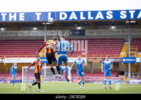 Finn Cousin-Dawson de Bradford City va pour un cueilleur avec Patrick Brod de Barrow lors du match Sky Bet League 2 entre Bradford City et Barrow au stade énergétique Utilita, Bradford, Angleterre, le 30th janvier 2021. (Photo de Pat Scaasi/MI News/NurPhoto) Banque D'Images