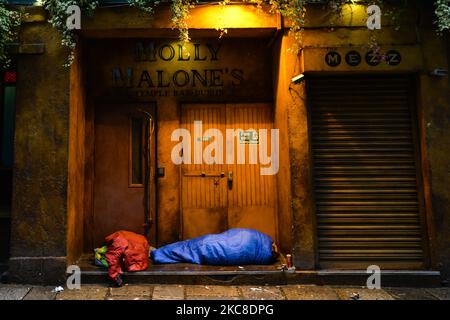 Un sommeil agadé vu à l'entrée d'un pub fermé Molly Malones à Temple Bar, Dublin, pendant le confinement de niveau 5 Covid-19. Le samedi 30 janvier 2021, à Dublin, Irlande. (Photo par Artur Widak/NurPhoto) Banque D'Images