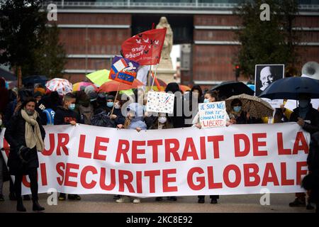 La bannière est intitulée « retrait de la loi mondiale sur la sécurité ». Près de 10 000 manifestants ont protesté contre le projet de loi sur la sécurité mondiale promu par le président français Macron et sa majorité. Des travailleurs de la culture et des ravers ont rejoint la manifestation car les organisateurs d'un parti rave risquent jusqu'à 10 ans de prison pour avoir organisé une fête gratuite pendant la Saint-Sylvestre. Les gens de la culture protestent alors que les théâtres, les cinémas et la salle de concerts sont fermés depuis des mois. Culture les gens ont également rejoint en tant que lieu culturel bien connu en France, Mix'Art Myrys, a été fermé par une décision mayonnaise sans avertissement. Le projet de loi « Global Security Law » le fera Banque D'Images