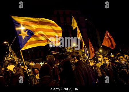 Des manifestants dans les rues de Barcelone avec des affrontements contre la police, contre l'ordre d'emprisonnement du chanteur à rap Pablo Hasel, qui devra aller en prison pour chanter contre la monarchie espagnole. À Barcelone, Catalogne, Espagne sur 31 janvier 2021. (Photo par Albert Llop/NurPhoto) Banque D'Images