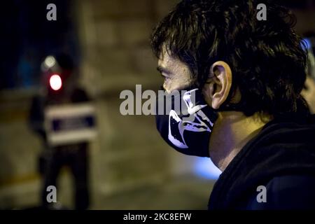 Des manifestants dans les rues de Barcelone avec des affrontements contre la police, contre l'ordre d'emprisonnement du chanteur à rap Pablo Hasel, qui devra aller en prison pour chanter contre la monarchie espagnole. À Barcelone, Catalogne, Espagne sur 31 janvier 2021. (Photo par Albert Llop/NurPhoto) Banque D'Images