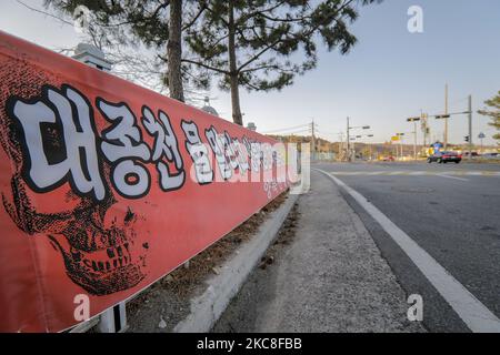 Une bannière suspendue de poste sur 'la contamination des plantes appelée rayon gamma dans un teacup' de la première centrale nucléaire sud-coréenne Wolsong 1 React près du village de pêcheurs de Wolsong-Myeong, en Corée du Sud. (Photo de Seung-il Ryu/NurPhoto) Banque D'Images