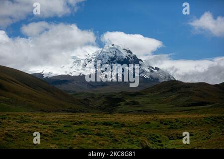 Glacier sur la réserve écologique du volcan Antisana, 50km à l'est de Quito, Équateur, sur 30 janvier 2021. La faune à quelques heures de Quito se trouve dans la réserve écologique d'Antisana, plusieurs animaux du paramo ont leur liberté et leur plénitude. Cette réserve, située sur les pentes du volcan Antisana, abrite un certain nombre d'espèces animales et végétales, parmi lesquelles des cerfs à queue blanche, parfois des rapaces, des oiseaux qui construisent leurs nids sur le sol, des loups paramo, des ours spectaculaires, des pumas et le grand condor andin; Sans oublier un majestueux Antisana, imposant et froid. (Photo de Rafael Rodriguez/NurPh Banque D'Images