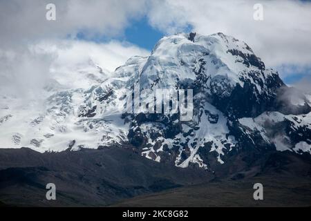 Glacier sur la réserve écologique du volcan Antisana, 50km à l'est de Quito, Équateur, sur 30 janvier 2021. La faune à quelques heures de Quito se trouve dans la réserve écologique d'Antisana, plusieurs animaux du paramo ont leur liberté et leur plénitude. Cette réserve, située sur les pentes du volcan Antisana, abrite un certain nombre d'espèces animales et végétales, parmi lesquelles des cerfs à queue blanche, parfois des rapaces, des oiseaux qui construisent leurs nids sur le sol, des loups paramo, des ours spectaculaires, des pumas et le grand condor andin; Sans oublier un majestueux Antisana, imposant et froid. (Photo de Rafael Rodriguez/NurPh Banque D'Images