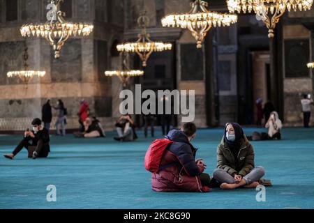 Touristes à la mosquée Sainte-Sophie pendant le couvre-feu à Istanbul, Turquie sur 31 janvier 2021. La Turquie l'a permis aux touristes pendant un week-end de couvre-feu dans toutes les provinces dans le cadre de mesures visant à endiguer la propagation du coronavirus. (Photo par Hosam Salem/NurPhoto) Banque D'Images