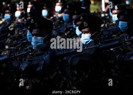 Sri-lankais masque personnel militaire pendant une session de répétition 73rd jour de célébration de l'indépendance à Colombo, Sri Lanka 1 février 2021 (photo par Akila Jayawardana/NurPhoto) Banque D'Images