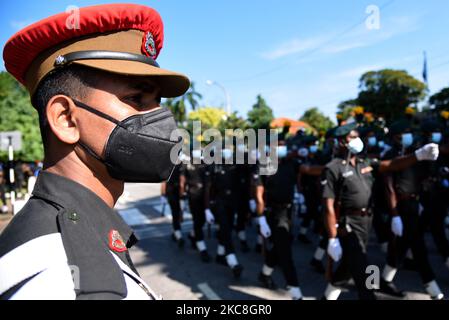 Sri-lankais masque personnel militaire pendant une session de répétition 73rd jour de célébration de l'indépendance à Colombo, Sri Lanka 1 février 2021 (photo par Akila Jayawardana/NurPhoto) Banque D'Images