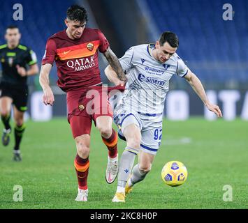 Roger Ibanez d'AS Roma et Kevin Lasagna d'Hellas Verona se disputent le bal lors de la série Un match entre AS Roma et Hellas Verona au Stadio Olimpico, Rome, Italie, le 31 janvier 202. (Photo de Giuseppe Maffia/NurPhoto) Banque D'Images