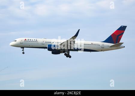 Delta Air Lines Bombardier Boeing 757-200 tel qu'il a été vu arriver, sur l'approche finale pour l'atterrissage à l'aéroport international John F. Kennedy de New York JFK. L'avion à corps étroit de B757 était auparavant en vol pour TWA Trans World Airlines et AA American Airlines. L'enregistrement l'avion Boing 757 est N713TW et est alimenté par des moteurs à jet 2x PW. Delta Airlines est la deuxième compagnie aérienne au monde, membre de l'alliance SkyTeam avec son siège social à Atlanta, en Géorgie. NY, USA, le 2nd février 2020 (photo de Nicolas Economou/NurPhoto) Banque D'Images