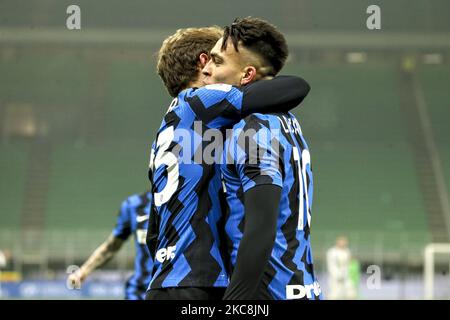 Lautaro Martinez, du FC Internazionale, fête avec Nicolo' Barella après avoir marquant le premier but de son équipe lors du match de demi-finale de Coppa Italia entre le FC Internazionale et le Juventus au Stadio Giuseppe Meazza sur 02 février 2021 à Milan, en Italie. Les stades sportifs autour de l'Italie restent soumis à des restrictions strictes en raison de la pandémie du coronavirus, car les lois de distanciation sociale du gouvernement interdisent aux fans à l'intérieur des lieux, ce qui entraîne le jeu derrière des portes fermées. (Photo de Giuseppe Cottini/NurPhoto) Banque D'Images