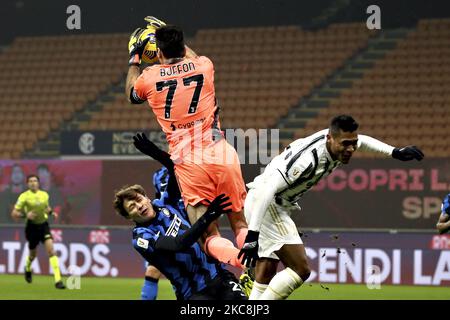 Gianluigi Buffon de Juventus en action pendant le match semi-final de Coppa Italia entre le FC Internazionale et le Juventus au Stadio Giuseppe Meazza sur 02 février 2021 à Milan, Italie. Les stades sportifs autour de l'Italie restent soumis à des restrictions strictes en raison de la pandémie du coronavirus, car les lois de distanciation sociale du gouvernement interdisent aux fans à l'intérieur des lieux, ce qui entraîne le jeu derrière des portes fermées. (Photo de Giuseppe Cottini/NurPhoto) Banque D'Images