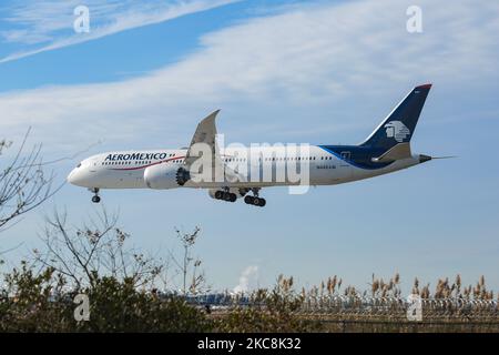 Aeromexico Boeing 787 Dreamliner avion de passagers comme vu voler sur l'approche finale pour l'atterrissage à l'aéroport international John F Kennedy de New York JFK. L'avion long-courrier à corps large moderne et avancé a l'enregistrement N446AM et est alimenté par 2x moteurs à jet GE. Aerovías de México AMX AM ou AEROMEXICO est la compagnie aérienne mexicaine de la ville de Mexico. La compagnie aérienne est membre de l'alliance d'aviaiton de SkyTeam. Pendant la pandémie du coronavirus COVID-19, l'industrie de l'aviation a dû faire face à une baisse du nombre de passagers, mais à une augmentation de la demande de fret, bien que les compagnies aériennes aient été mises à l'origine d'un important problème Banque D'Images