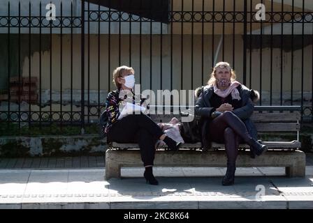 Deux femmes ont vu assis près de la place Syntagma portant un masque protégé à Athènes, Grèce, sur 2 février 2021. Le nombre de cas quotidiens signalés comme étant de 1261 et 22 personnes décédées au cours des dernières 24 heures en Grèce en raison d'une pandémie de coronavirus. (Photo de Nikolas Kokovovlis/NurPhoto) Banque D'Images
