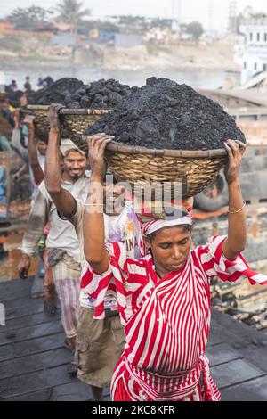 Les travailleurs de jour déchargent le charbon d'un cargo à Gabtoli, Dhaka, sur 3 février 2021. Les travailleurs gagnent en moyenne environ 1 USD par jour pour leur travail acharné. (Photo d'Ahmed Salahuddin/NurPhoto) Banque D'Images