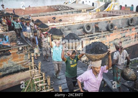 Les travailleurs de jour déchargent le charbon d'un cargo à Gabtoli, Dhaka, sur 3 février 2021. Les travailleurs gagnent en moyenne environ 1 USD par jour pour leur travail acharné. (Photo d'Ahmed Salahuddin/NurPhoto) Banque D'Images