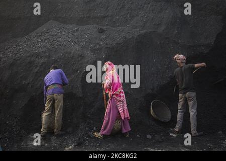 Les travailleurs de jour déchargent le charbon d'un cargo à Gabtoli, Dhaka, sur 3 février 2021. Les travailleurs gagnent en moyenne environ 1 USD par jour pour leur travail acharné. (Photo d'Ahmed Salahuddin/NurPhoto) Banque D'Images