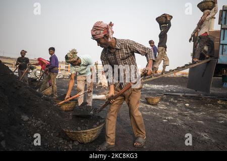 Les travailleurs de jour déchargent le charbon d'un cargo à Gabtoli, Dhaka, sur 3 février 2021. Les travailleurs gagnent en moyenne environ 1 USD par jour pour leur travail acharné. (Photo d'Ahmed Salahuddin/NurPhoto) Banque D'Images