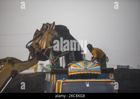 Les travailleurs de jour déchargent le charbon d'un cargo à Gabtoli, Dhaka, sur 3 février 2021. Les travailleurs gagnent en moyenne environ 1 USD par jour pour leur travail acharné. (Photo d'Ahmed Salahuddin/NurPhoto) Banque D'Images