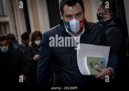 Le dirigeant de la Ligue du Nord, Matteo Salvini, s'entretient avec la presse au milieu de la crise gouvernementale, à Rome, en Italie, sur 3 février 2021. L'ancien président de la Banque centrale européenne Mario Draghi a accepté de former un nouveau gouvernement italien dans un contexte de crise politique du pays. (Photo par Andrea Ronchini/NurPhoto) Banque D'Images