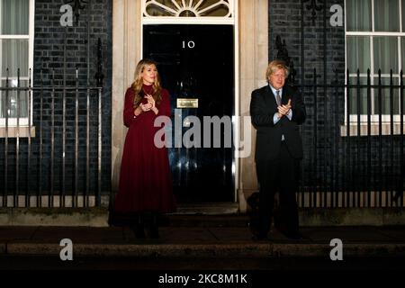 Le Premier ministre britannique Boris Johnson et sa fiancée Carrie Symonds ont mené un clap national de 6pm en l'honneur du capitaine Sir Tom Moore, ancien combattant de la collecte de fonds contre le coronavirus âgé de 100 ans, devant le 10 Downing Street à Londres, en Angleterre, sur 3 février 2021. Sir Tom, qui a recueilli l'an dernier des dizaines de millions de personnes pour les organismes de bienfaisance du NHS, est décédé hier avec le coronavirus. (Photo de David Cliff/NurPhoto) Banque D'Images