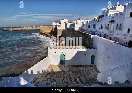 Vue sur l'océan Atlantique le long de la ville d'Asilah (Arzeila) au Maroc, en Afrique. Asilah est une ville fortifiée à la pointe nord-ouest de la côte atlantique du Maroc. (Photo de Creative Touch Imaging Ltd./NurPhoto) Banque D'Images
