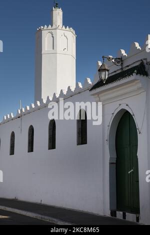 Grande mosquée dans la ville d'Asilah (Arzeila) au Maroc, Afrique. Asilah est une ville fortifiée à la pointe nord-ouest de la côte atlantique du Maroc. (Photo de Creative Touch Imaging Ltd./NurPhoto) Banque D'Images