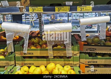 Des sacs en plastique sont visibles dans un supermarché à Gliwice, en Pologne, sur 1 février 2021. (Photo de Beata Zawrzel/NurPhoto) Banque D'Images