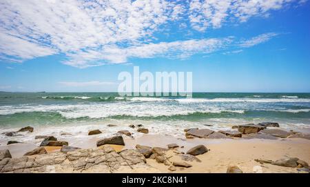 Vue sur l'horizon de l'océan Pacifique depuis Alexandra Headland, Maroochydore. Le ciel est bleu avec des nuages blancs inspirants, l'eau de l'océan est Banque D'Images