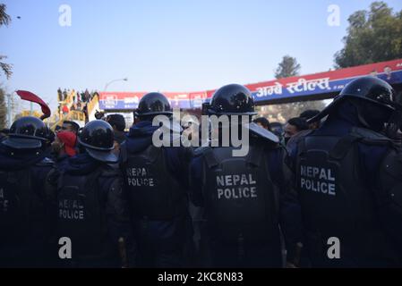 La police népalaise assure la garde autour du cadre et des membres de tous les membres de l'Union nationale des étudiants libres du Népal (ANNFSU) en direction de Puspa Kamal Dahal et Madhav Kumar Népal, criant des slogans contre la dissolution de la Chambre des représentants lors de la grève générale appelée jeudi par la faction Dahal-Népal à Katmandou, Népal, 04 février, 2021. (Photo de Narayan Maharajan/NurPhoto) Banque D'Images