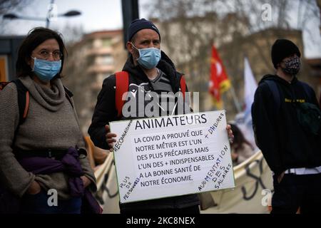 Plusieurs milliers de manifestants sont descendus dans la rue pour une journée nationale de manifestations à travers la France, à l'ordre de plusieurs syndicats comme la CGT, la FSU et le Sud. Ils ont protesté pour exiger de meilleurs salaires, une approche plus proactive de la crise économique imminente due à la pandémie de Covid-19. Ils veulent également de meilleurs services publics (santé, éducation...). Des travailleurs de l'aéronautique, de l'éducation, du secteur de l'énergie, etc. Sont venus à la manifestation. Toulouse. France. 4 février 2020. (Photo d'Alain Pitton/NurPhoto) Banque D'Images