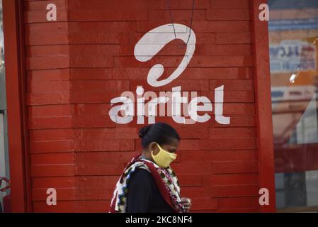 Une femme passe devant un magasin Airtel à Kolkata, en Inde, le 04 février 2021. Bharti Airtel a déclaré qu'elle va fermer son infrastructure de cuivre dans un an et qu'elle va simplement offrir Fibre to-the-Home dans le pays. Il vise également à offrir le haut débit par le biais du modèle de partenariat LCO dans plus de 1000 villes, contre 120 villes actuellement selon un rapport des médias indiens. (Photo par Indranil Aditya/NurPhoto) Banque D'Images