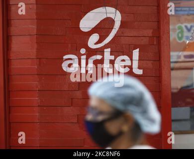 Une femme passe devant un magasin Airtel à Kolkata, en Inde, le 04 février 2021. Bharti Airtel a déclaré qu'elle va fermer son infrastructure de cuivre dans un an et qu'elle va simplement offrir Fibre to-the-Home dans le pays. Il vise également à offrir le haut débit par le biais du modèle de partenariat LCO dans plus de 1000 villes, contre 120 villes actuellement selon un rapport des médias indiens. (Photo par Indranil Aditya/NurPhoto) Banque D'Images