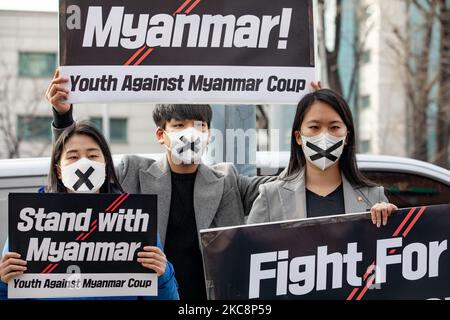 Les manifestants sud-coréens brandissent des banderoles alors qu'ils se rallient à l'ambassade du Myanmar lors d'une manifestation contre le coup d'État militaire du Myanmar sur 05 février 2021 à Séoul, en Corée du Sud. Aung San Suu Kyi et d'autres hauts dirigeants politiques ont été arrêtés par un coup d'État militaire le 01 février en raison d'allégations de fraude électorale lors des élections de novembre 2020. (Photo de Chris Jung/NurPhoto) Banque D'Images