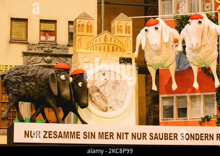 Un carnaval flotte avec des moutons noirs dans un lave-linge est vu pendant la prévisualisation de la presse pour le spectacle de marionnettes du lundi de la Rose à Cologne, sur 4 février 2021. (Photo de Ying Tang/NurPhoto) Banque D'Images