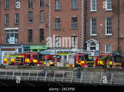 Cet après-midi, les officiers de la brigade des pompiers de Dublin ont secouru un homme de la rivière Liffey après qu'il soit apparemment tombé près du pont Grattan. Quatre unités de pompiers et une ambulance ont assisté à la scène peu de temps après 4,30pm. Le vendredi 5 février 2021, à Dublin, Irlande. (Photo par Artur Widak/NurPhoto) Banque D'Images